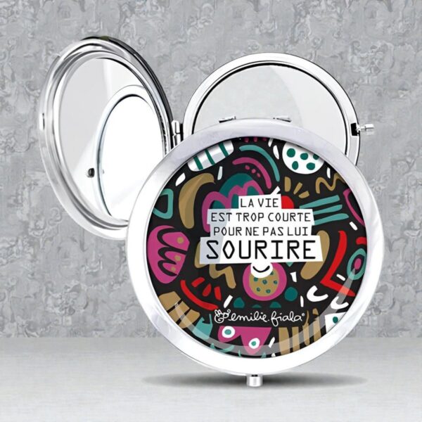 Un miroir de poche rond avec un message La vie est trop courte pour ne pas lui sourire TATA Elle envoie du rêve
