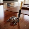 Porte Stylo Grenouille en métal 1 Porte stylo grenouille en métal - Décoration de bureau